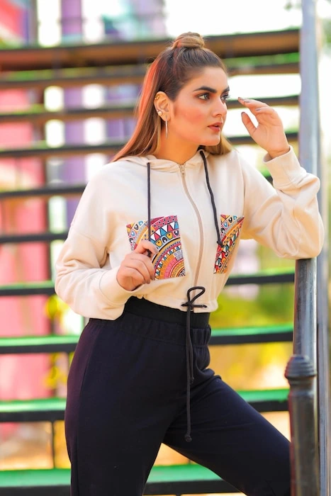 woman-wearing-white-sweatshirt